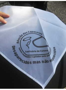 Lenço branco com o logo da bênção dos capacetes