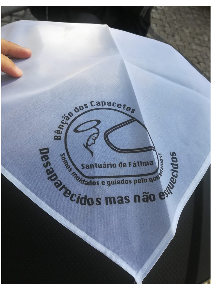 Lenço branco com o logo da bênção dos capacetes